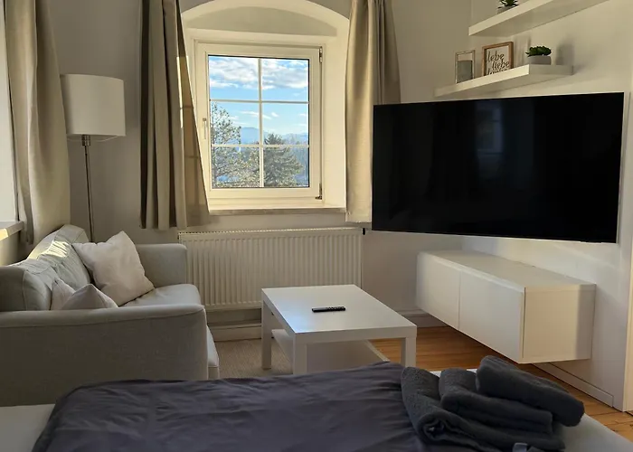 Yellow House - 3 * Steyr